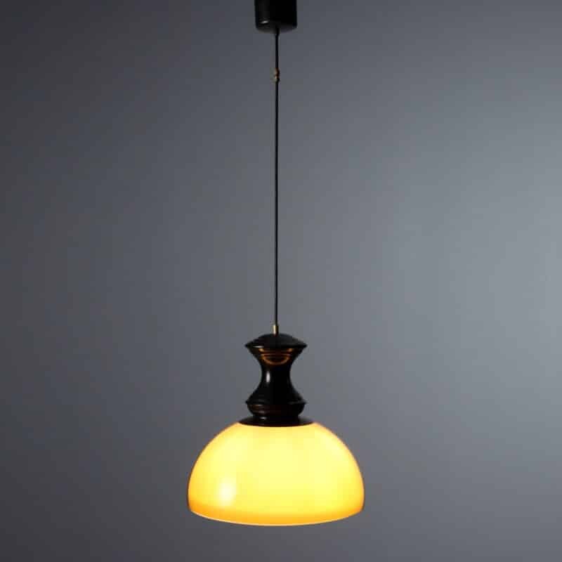 Lampada vintage anni ’60 in metacrilato bianco