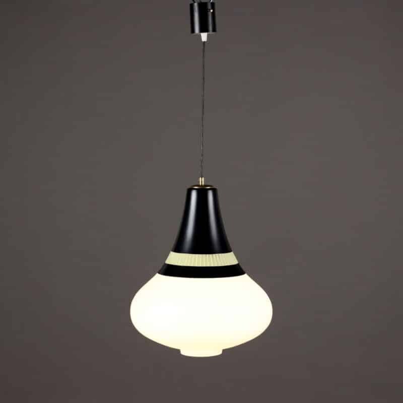 Lampadario Stilnovo Anni '60 in vetro opalino e alluminio