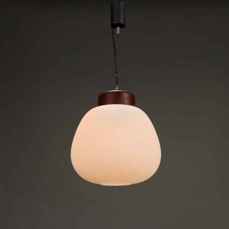 Lampadario vintage Anni '60 in teak e vetro opalino